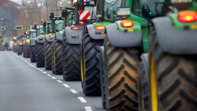 Traktorkolonne Bauernproteste © Foto: David Young